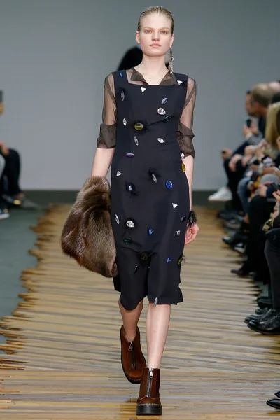 Look 10